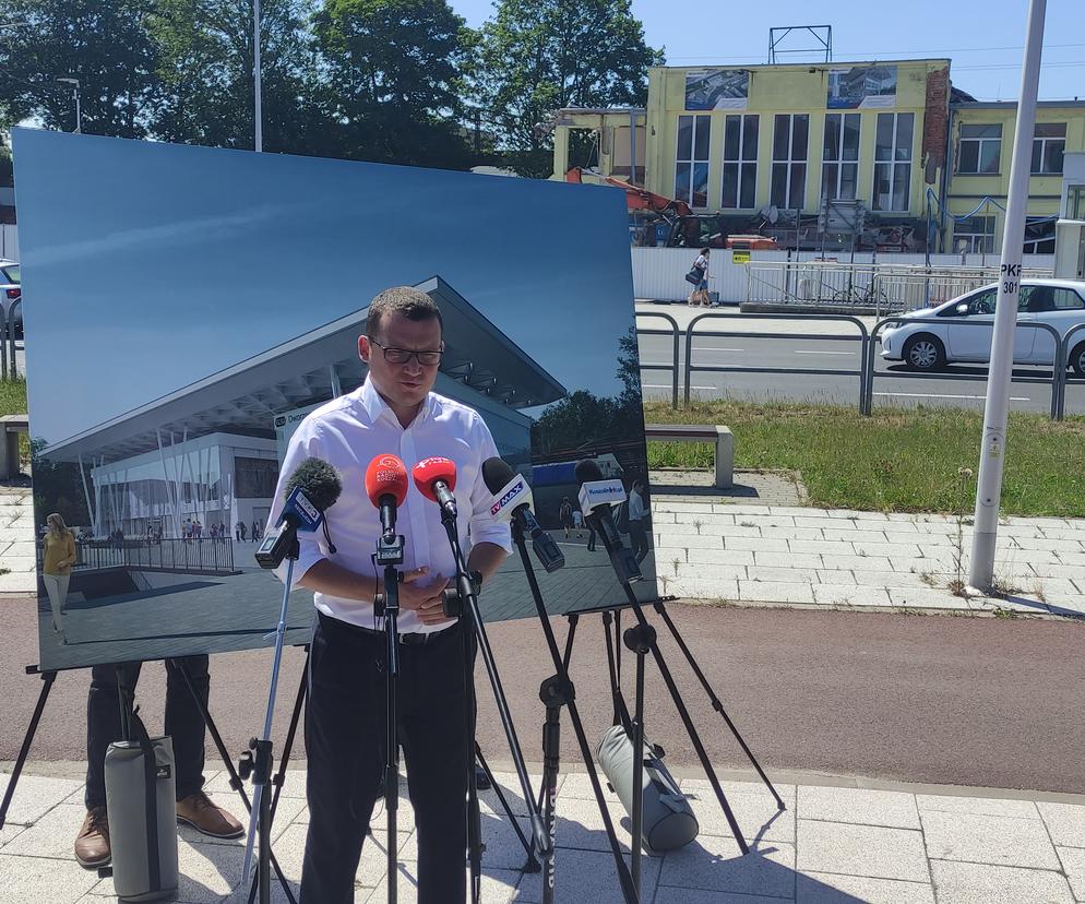 Trwa wyburzanie starego dworca kolejowego w Koszalinie