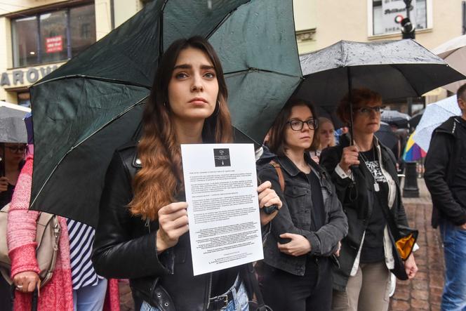 Tłum zwolenników aborcji protestował w centrum miasta. Manifestacja ruszyła pod kurię biskupią i siedzibę PiS