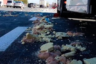 Karambol na A4 pod Krakowem. Autostrada zasypana mrożonym mięsem