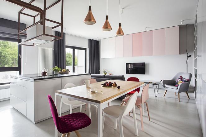 Minimalizm ocieplony kolorem – przestronne mieszkanie w Warszawie