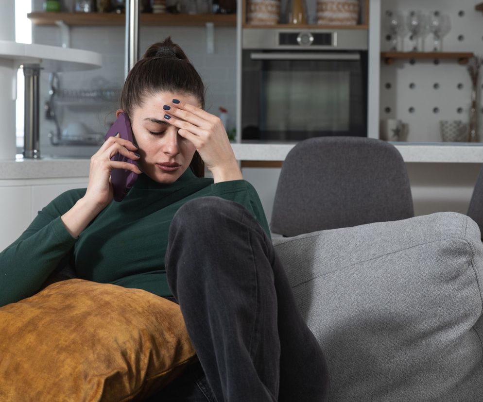 Młoda kobieta rozmawia przez telefon komórkowy