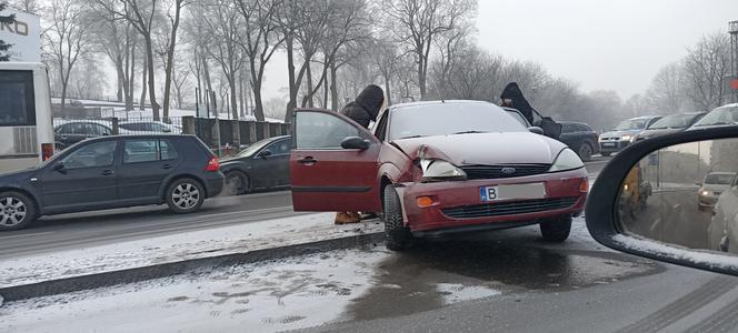 Uwaga śliskie drogi. O kolizję nie trudno