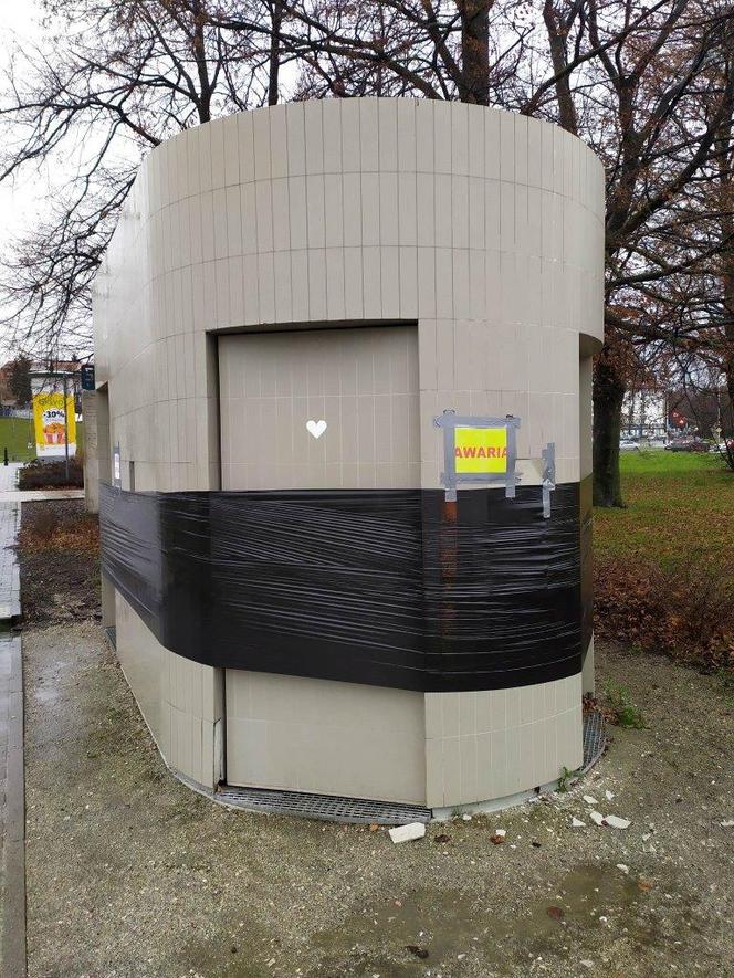 Zdewastowane toalety publiczne w Warszawie