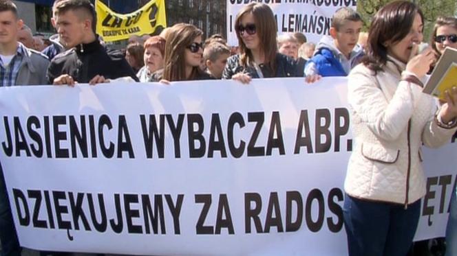 Wierni z Jasienicy przyjechali bronić księdza Lemańskiego