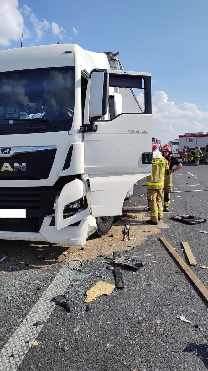 Dostawczak wjechał w ciężarówkę. Groźna kolizja na S5 koło Leszna