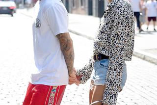 Justin Bieber i Hailey Baldwin trzymają się za ręce