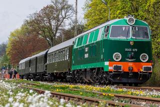 Zabytkowym pociągiem w Góry Sowie. Piękne zdjęcia i nagranie z wydarzenia