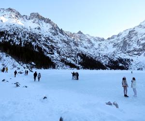 Selekcja naturalna. Internauci bezlitośni dla ludzi, którzy wchodzą na  na Morskie Oko w czasie odwilży