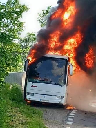 Szkolny autokar stanął w płomieniach. Podróżowały w nim dzieci. Zobacz