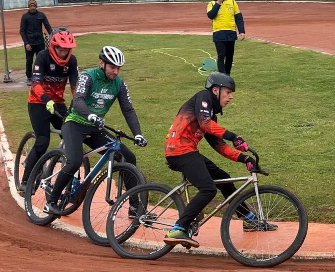 Cztery mecze jednego dnia. Deszczowa speedrowerowa niedziela w Lesznie 