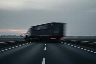 Ciężarówka z mostem zablokowała S17. Kierowcy czekają na przełom?