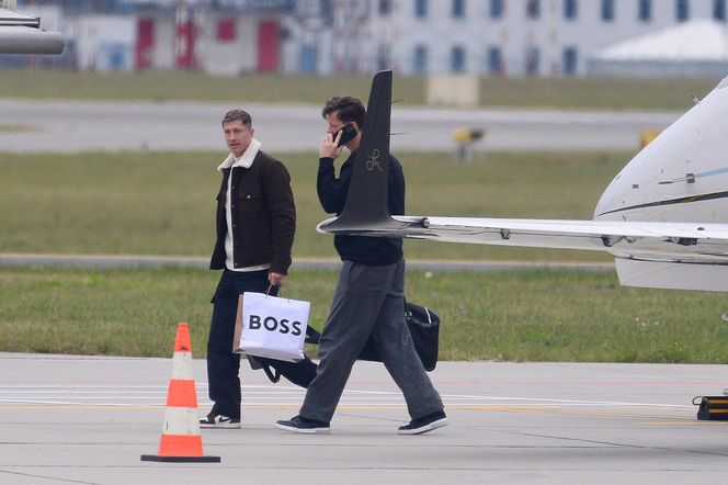 Robert Lewandowski przyleciał do Polski. Ukrywają problemy zdrowotne? To nie umknęło uwadze [GALERIA]
