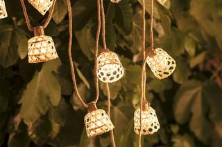 Lampiony, sznury lampek i inne ozdoby świetlne na taras i balkon