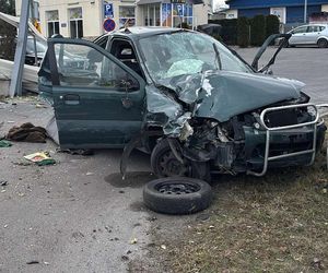 Kraksa kilku aut. 69-latek z dużą prędkością wyprzedzał sznur samochodów. Zdemolował bariery