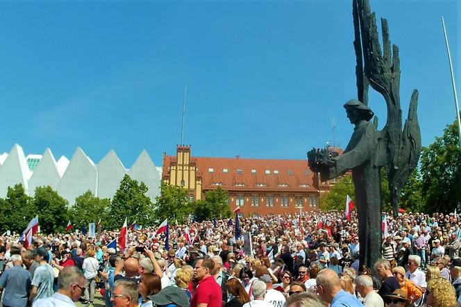 Manifestacja 4 czerwca na placu Solidarności w Szczecinie