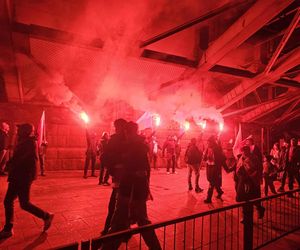 Marsz Niepodległości przechodzi przez most Poniatowskiego