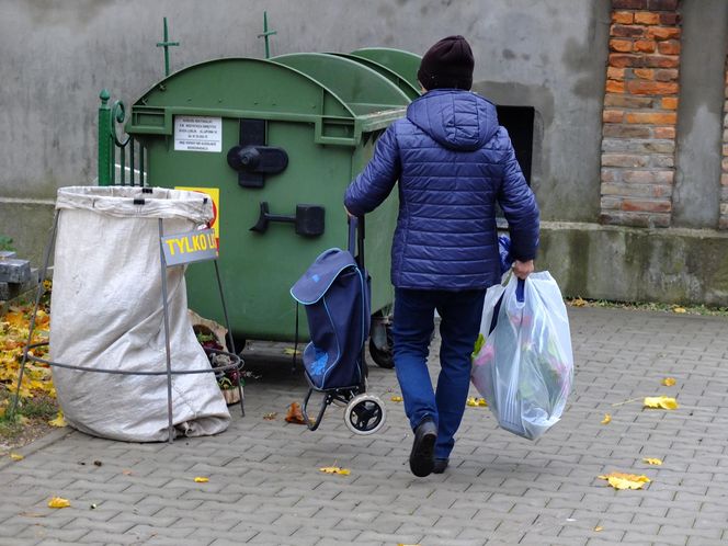 Cmentarz na Unickiej w Lublinie. Pani Dorota ma sposób na złodziei wieńców. "Tak robiła nasza mama"