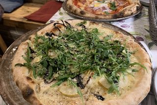 Bydgoska pizzeria ze „Złotym Widelcem”! Restauracja wygląda jak lokal z Wenecji. Ta pizza zachwyca klientów