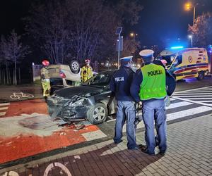 Poważny wypadek na Placu Pokoju Toruńskiego. Auto dachowało