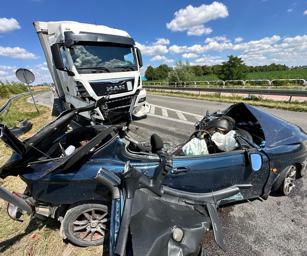 Wypadek w Elżbietowie. Tir roztrzaskał osobówkę. W tym samym miejscu zginęło troje dzieci i ich mamy