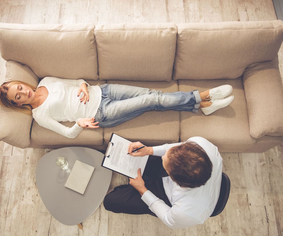 Terapia psychoanalityczna ma pomóc w przywróceniu równowagi między id, ego i superego.