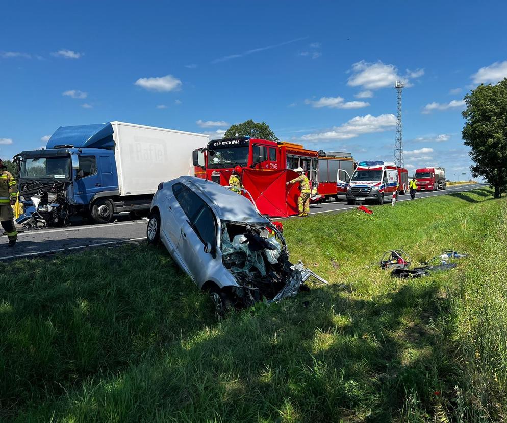 Tragiczny wypadek pod Koninem. Droga całkowicie zablokowana, potężne utrudnienia