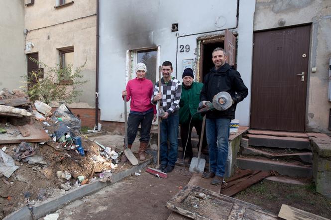 Sąsiedzi pomnagają nam odbudować dom