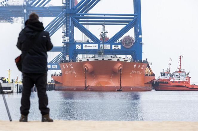 Gdańsk. Do nabrzeża Terminalu T3 na terenie Baltic Hub przybił statek Zhen Hua 32, na pokładzie którego do portu przypłynęły trzy ogromne suwnice przeznaczone do obsługi kontenerowców przy terminalu T3