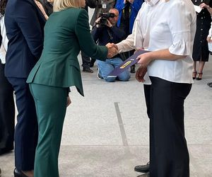 Pierwsza Dama uczciła z uczniami 100 lat od nadania imienia Stefana Batorego Szkole Podstawowej w Liwie
