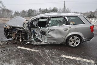 Masakra na DK-19! Audi wbiło się w ciężarówkę, auto jest zmiażdżone