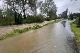 Przekroczone stany alarmowe na kilku rzekach, strażacy układają worki z piaskiem. Relacja live