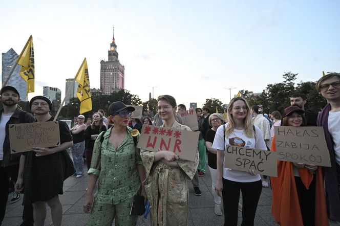 Przeszli przez Warszawę w piżamach i kapciach. Krzyczeli "Chcemy spać!"