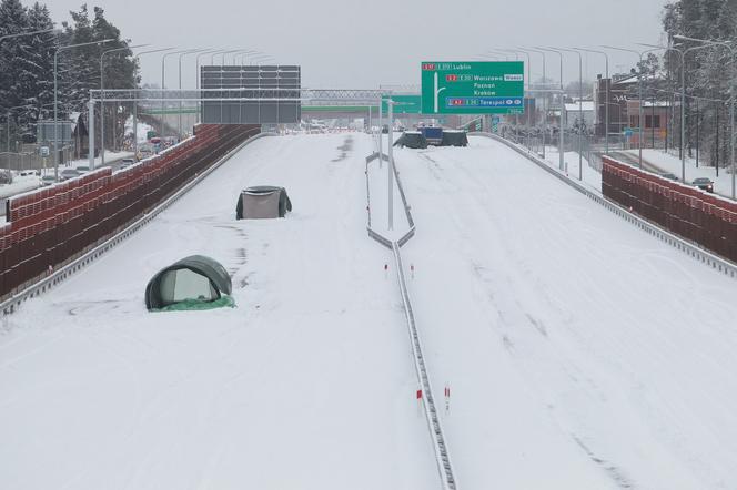 Jeszcze nie otworzyli, a już jest zepsuty. Asfalt na nowym odcinku S17 jest popękany, będzie opóźnienie