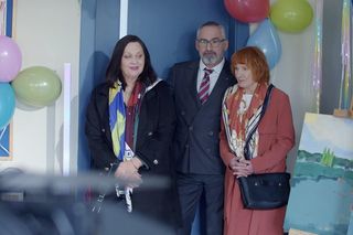 M jak miłość, po wakacjach. Adam Werner (Jacek Kopczyński), Krysia (Hanna Mikuć), pani Ola (Ewa Kolasińska)