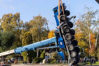 Dźwig przewrócił się na przystani żeglarskiej. Operator trafił do szpitala