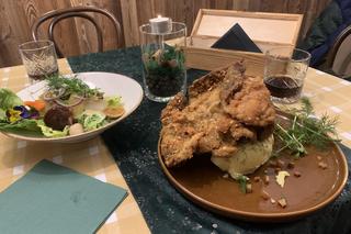 Restauracja Dzikowisko znajduje się przy ul. Aleksandra Fredry 1a w Bydgoszczy