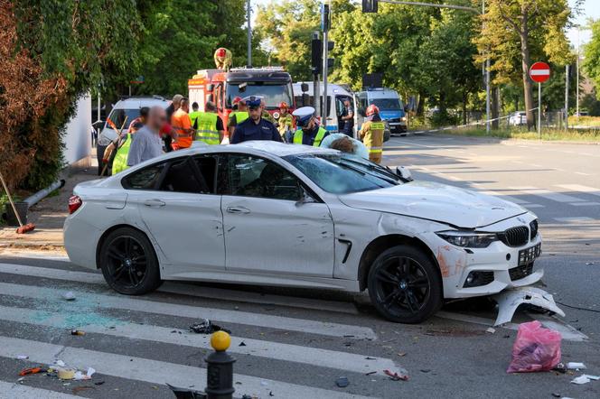 Zderzenie dwóch aut na Mokotowie; jeden z nich wjechał w ludzi