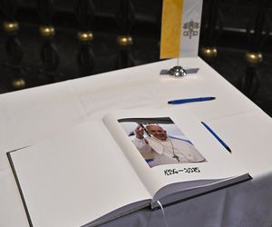 Warszawa żegna papieża Franciszka. Poruszające wpisy w Archikatedrze 