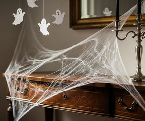 ozdoba ze sztucznej pajęczyny na halloween