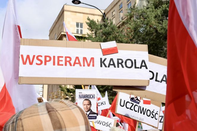 Banery na powitanie Nawrockiego 