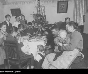 Jak kiedyś świętowano Wigilię i Boże Narodzenie? Nikt nie siedział z nosem w telefonie. Unikalne fotografie ze zbiorów NAC