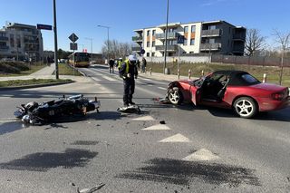 Motocyklista trafił do szpitala. Kierowca mazdy wymusił pierwszeństwo. Koszmarny wypadek w Warszawie