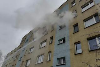 Potężny pożar w bloku na Kurdwanowie. W mieszkaniu utknęła kobieta! [ZDJĘCIA]