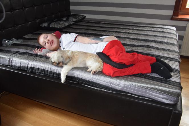 PRZEZ SZESC GODZIN DUSIL SIE KOTLETEM NA SOR 