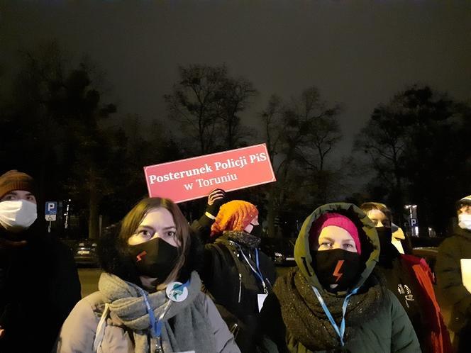 Strajk kobiet w Toruniu. Protest pod komendą policji. "Tchórze, tchórze!" 