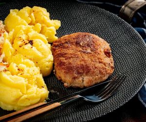 Do kotletów mielonych zawsze dodaję 1 łyżkę. Z tym dodatkiem smakują przepysznie i są soczyste 