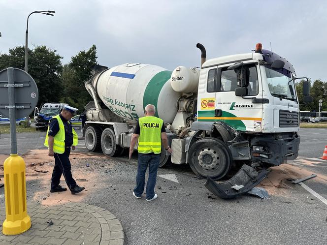 Betoniarka zderzyła się z radiowozem, 8 policjantów trafiło do szpitali