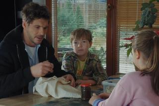 M jak miłość odc. 1807. Marcin (Mikołaj Roznerski), Szymek (Staś Szczypiński), Maja (Laura Jankowska)