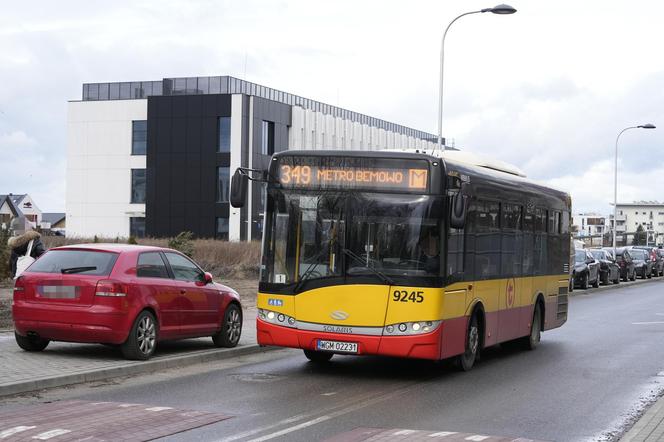 Autobus już może zakręcić. Koniec groteski przed przychodnią na Bemowie