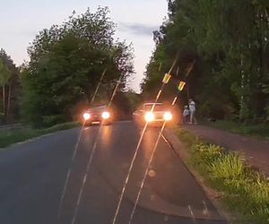 Wyprzedzał na oślep, wjechał na chodnik z pieszymi. 21-latek nie poczuwa się do winy